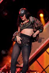 th_004466754_RihannaperformsliveattheBarclaycardWirelessFestivalHydeParkLondon8.7.2012_128_122_1084lo.jpg
