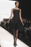 th_22090_md-fashionledge.com-fw05-rtw-newyork-w-renta-002-el7e40og_122_60lo.jpg