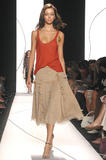th_21998_md-fashionledge.com-ss05-rtw-newyork-w-wang-002-uu1nvgui_123_90lo.jpg